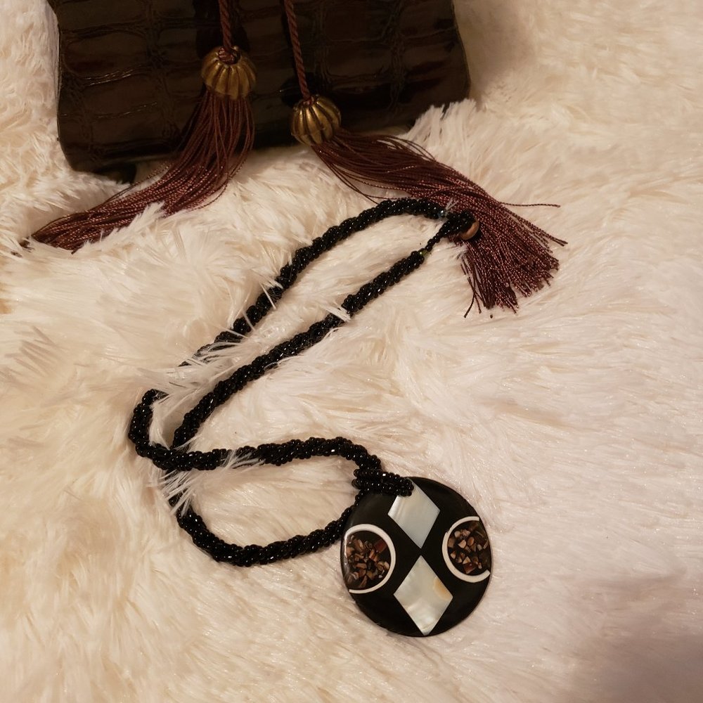 ** BRAND NEW ** GORGEOUS SHELL NECKLACE